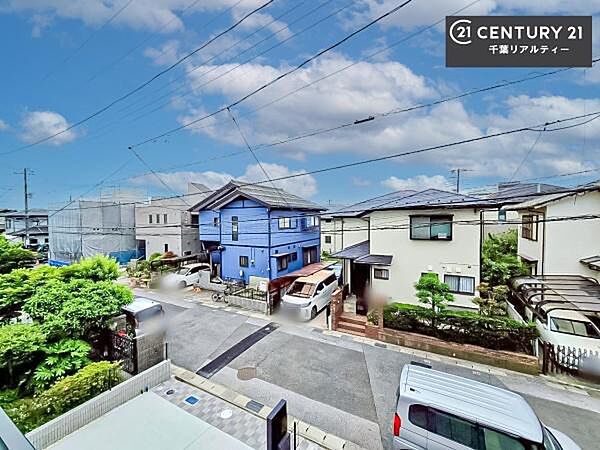 落ち着きある住宅街です！周囲には高い建物がなく、空が広く開放感があり、陽当たりを大きく遮られることもありません！気持ちの良い風が通り抜ける街並みです！