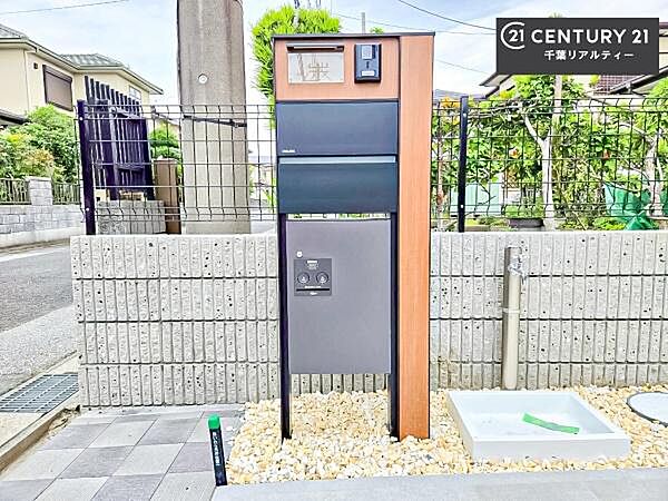 宅配ボックス付き！不在時でも荷物が受け取れるので再配達の手間がなくなります！時間指定も気にせず受け取れて便利！
