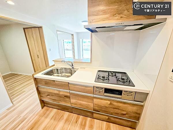人気の対面式システムキッチンを採用しています！ご家族のコミュニケーションが自然と増える設計です。お子様にも目が届くので嬉しいですね！広々使えて快適で作業が進みます。