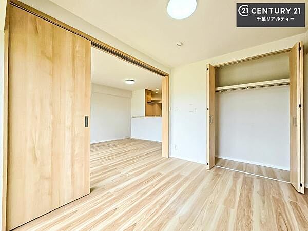 リビング横に配置された洋室は、お子様のお部屋にぴったりの位置。ご家族とのコミュニケーションが取りやすく、成長を身近に感じられる安心の空間です。