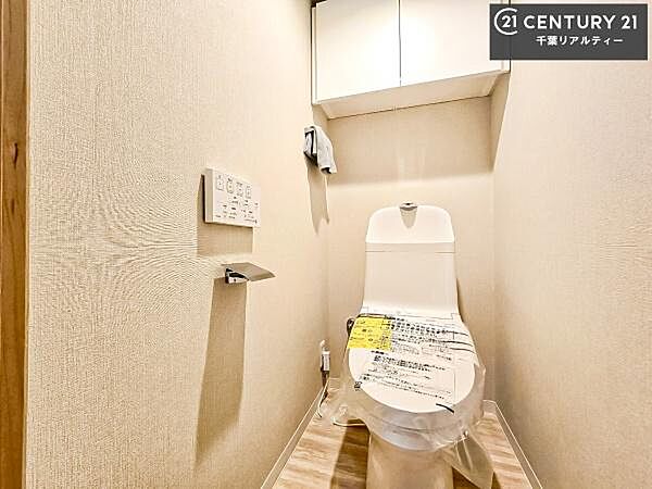 清潔感のある色味のお手洗いです！さわやかでスッキリする空間です！白を基調としているので、お手入れがしやすいトイレです！