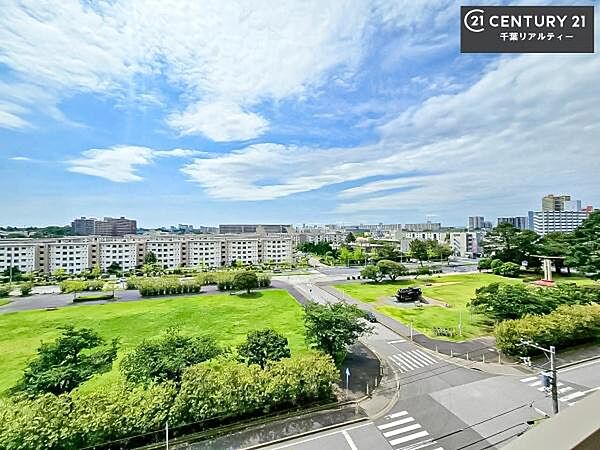 落ち着きある住宅街です！周囲には高い建物がなく、空が広く開放感があり、陽当たりを大きく遮られることもありません！気持ちの良い風が通り抜ける街並みです！