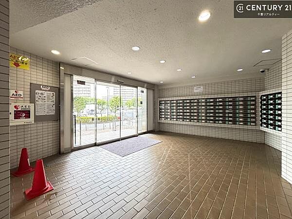 陽当たりの良いエントランスは、ご家族やお客様を温かく迎えてくれます。毎日の暮らしに心地よさをもたらしてくれる空間です。