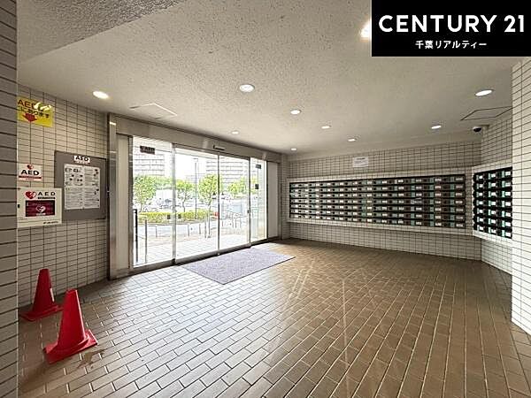 陽当たりの良いエントランスは、ご家族やお客様を温かく迎えてくれます。毎日の暮らしに心地よさをもたらしてくれる空間です。