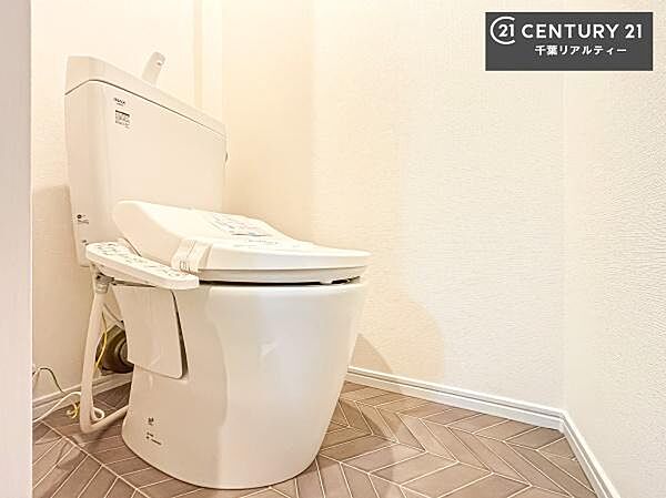 清潔感のある色味のお手洗いです！さわやかでスッキリする空間です！白を基調としているので、お手入れがしやすいトイレです！