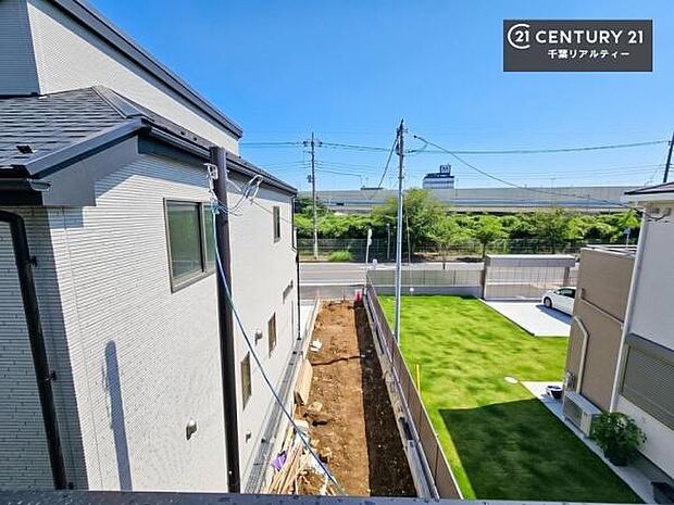 落ち着きある住宅街です!周囲には高い建物がなく、空が広く開放感があり、陽当たりを大きく遮られることもありません!気持ちの良い風が通り抜ける街並みです!