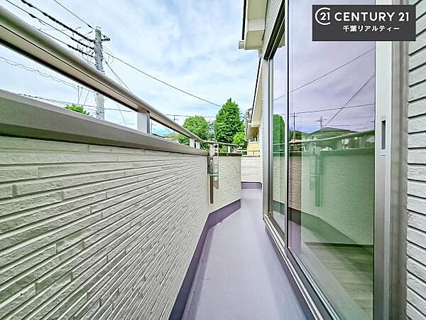 陽当たりの良いバルコニーで、お洗濯物もよく乾きそうですね！お天気の良い日にはバルコニーへ出てリフレッシュするのも気持ちよさそうです。