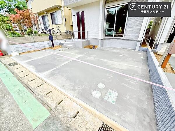 駐車スペースは2台分あります！セカンドカーはもちろん、バイクや自転車なども置き場所に困りません。