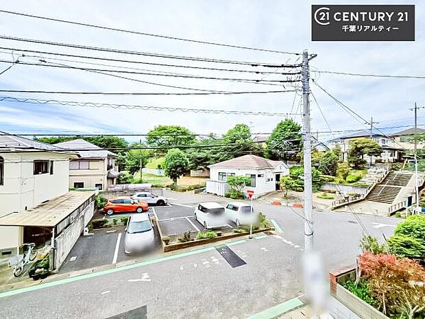 眺望良好なバルコニー。お天気のいい日にはバルコニーへでてリフレッシュするのもいいですね!