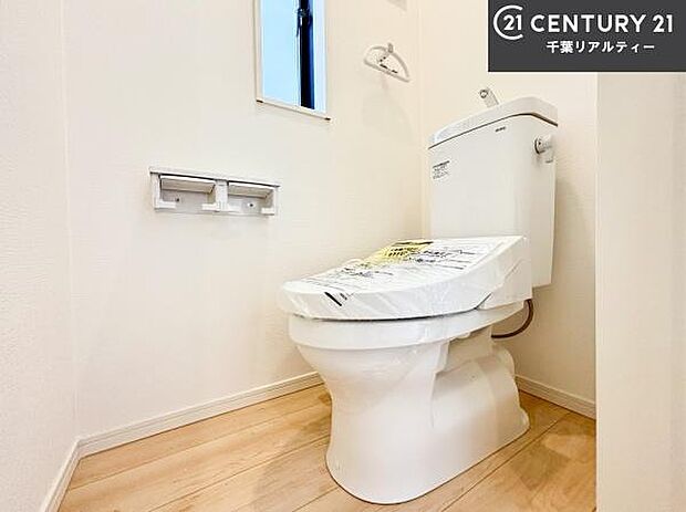 1・2階にトイレがございます！朝の忙しい時間帯も待たずにすみそうですね。白を基調とした清潔感のあるトイレでお手入れがしやすいです！