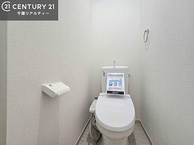 清潔感のある色味のお手洗いです！さわやかでスッキリする空間です！白を基調としているので、お手入れがしやすいトイレです！