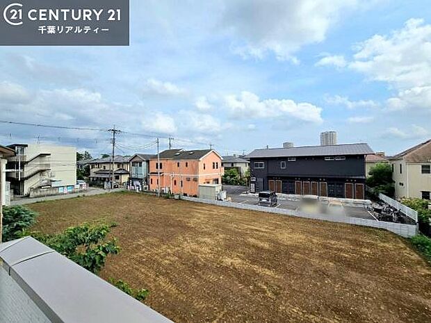 周囲に高い建物がなく開放的な眺望です！晴れた日は青空が広がります！