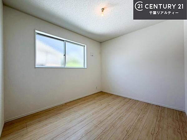 掃き出し窓がないお部屋は、お子様のお部屋としても安心です！収納スペースも充実しているので散らかったお部屋をサッと片付けられます！