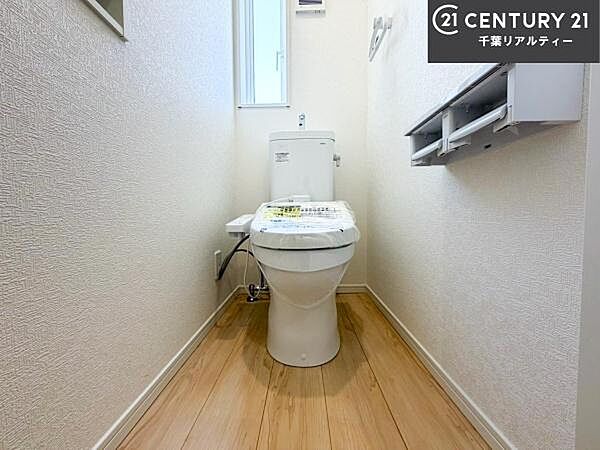 清潔感のある色味のお手洗いです！さわやかでスッキリする空間です！白を基調としているので、お手入れがしやすいトイレです！