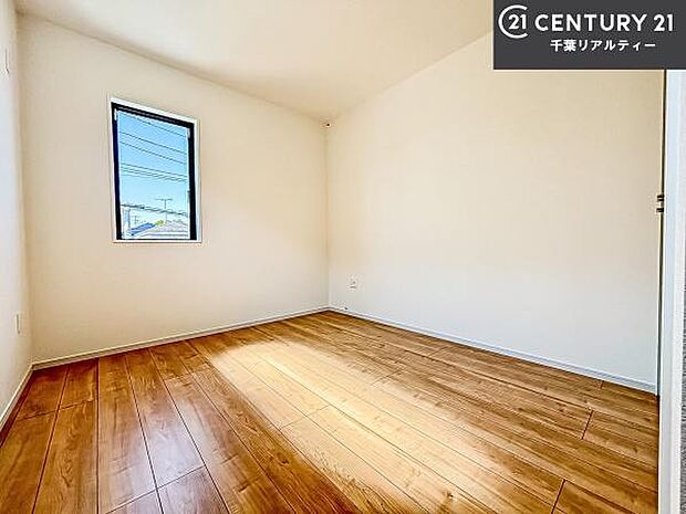 掃き出し窓がないお部屋は、お子様のお部屋としても安心です！収納スペースも充実しているので散らかったお部屋をサッと片付けられます！