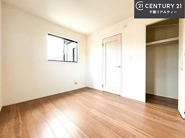 掃き出し窓がないお部屋は、お子様のお部屋としても安心です!収納スペースも充実しているので散らかったお部屋をサッと片付けられます!