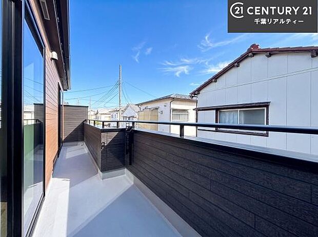 落ち着きある住宅街です!周囲には高い建物がなく、空が広く開放感があり、陽当たりを大きく遮られることもありません!気持ちの良い風が通り抜ける街並みです!