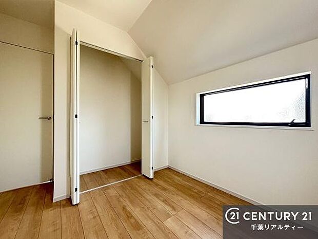 掃き出し窓がないお部屋は、お子様のお部屋としても安心です！収納スペースも充実しているので散らかったお部屋をサッと片付けられます！