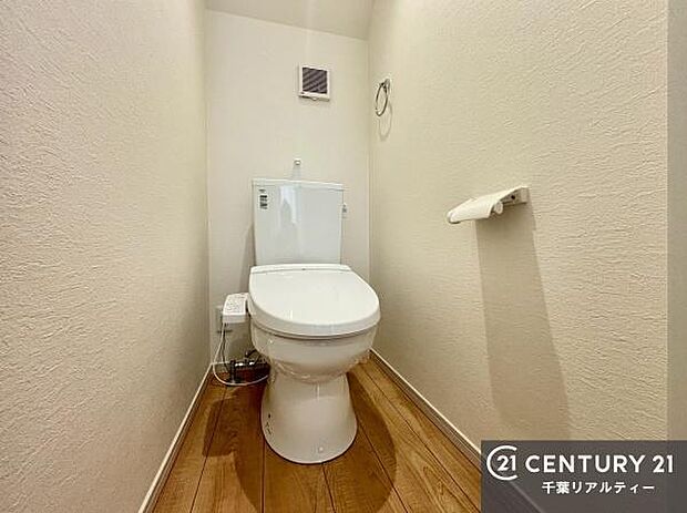 1・2階にトイレがございます！朝の忙しい時間帯も待たずにすみそうですね。白を基調とした清潔感のあるトイレでお手入れがしやすいです！