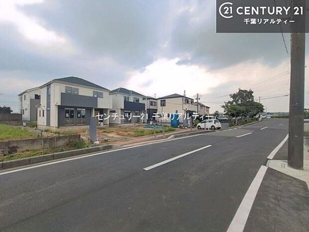 前面道路は11ｍ！陽当り良好な立地です。車庫入れが苦手な方も安心ですね。