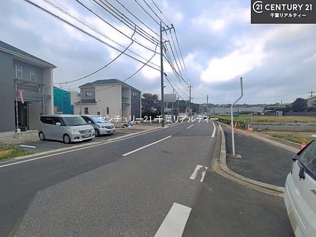 前面道路は9m!陽当り良好な立地です。車庫入れが苦手な方も安心ですね。