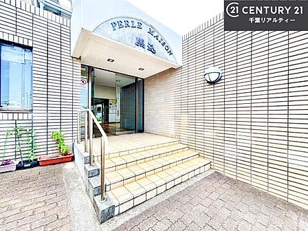 大切なお客様をお出迎えするエントランス。陽当たりも良く心地の良い空間です。