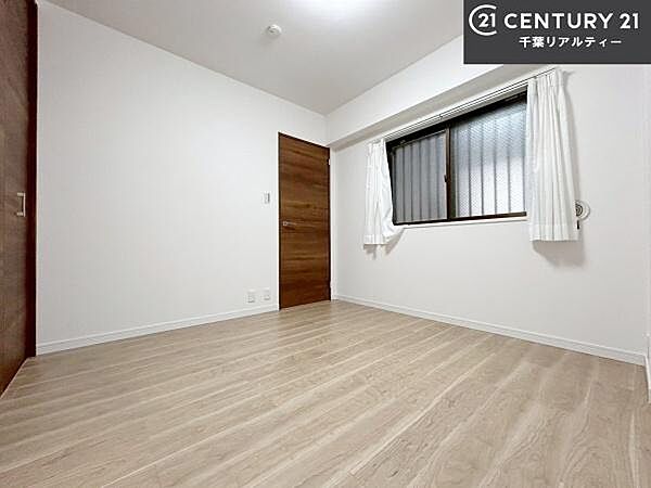 掃き出し窓がないお部屋は、お子様のお部屋としても安心です！収納スペースも充実しているので散らかったお部屋をサッと片付けられます！