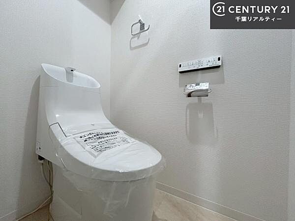 温水洗浄便座につき、冬場は便座が暖かくできるので冷たい便座に座らずに済む嬉しい仕様です！シンプルなカラーを基調としているので、お手入れがしやすいです。