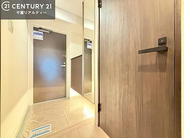 玄関のシューズボックスは、収納力良好で靴をすっきり整理できるだけでなく、上部を飾り棚として活用可能。お気に入りの小物やグリーンを置けば、来客を迎えるおしゃれな空間に仕上がります！