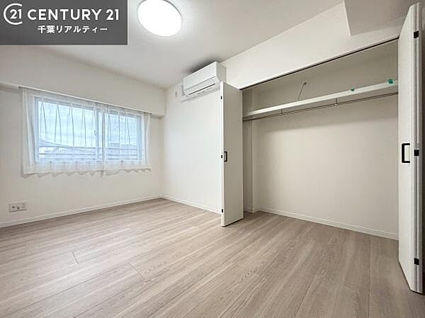 掃き出し窓がないお部屋は、お子様のお部屋としても安心です！収納スペースも充実しているので散らかったお部屋をサッと片付けられます！