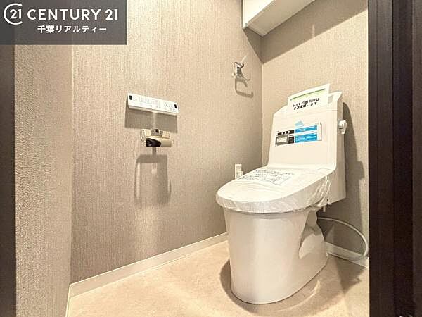 清潔感のある色味のお手洗いです！さわやかでスッキリする空間です！白を基調としているので、お手入れがしやすいトイレです！