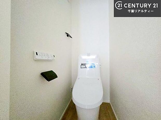1・2階にトイレがございます!朝の忙しい時間帯も待たずにすみそうですね。白を基調とした清潔感のあるトイレでお手入れがしやすいです!