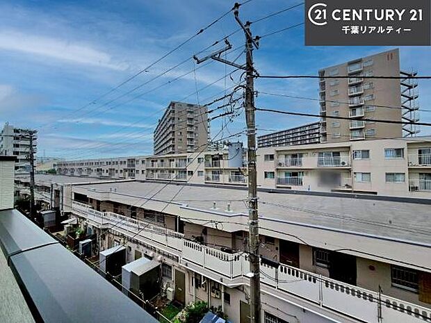 落ち着きある住宅街です!周囲には高い建物がなく、空が広く開放感があり、陽当たりを大きく遮られることもありません!気持ちの良い風が通り抜ける街並みです!