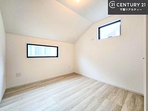 掃き出し窓がないお部屋は、お子様のお部屋としても安心です！収納スペースも充実しているので散らかったお部屋をサッと片付けられます！
