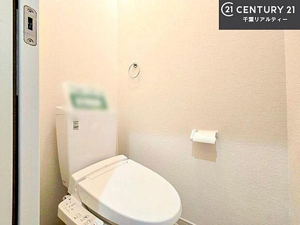 1・2階にトイレがございます！朝の忙しい時間帯も待たずにすみそうですね。白を基調とした清潔感のあるトイレでお手入れがしやすいです！