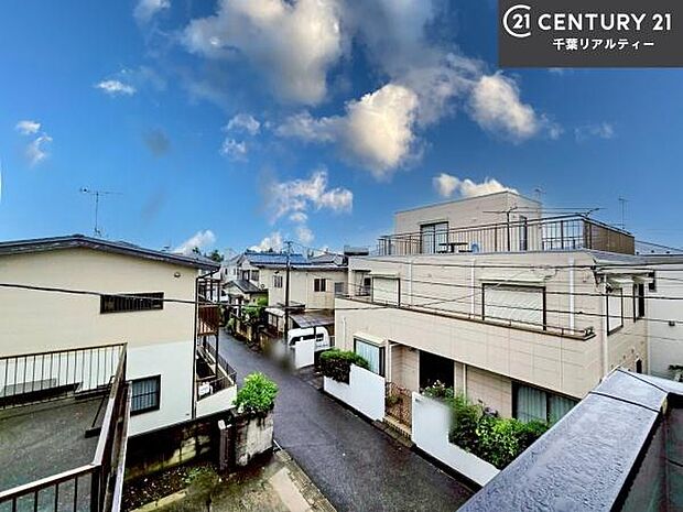 落ち着きある住宅街です！周囲には高い建物がなく、空が広く開放感があり、陽当たりを大きく遮られることもありません！気持ちの良い風が通り抜ける街並みです！
