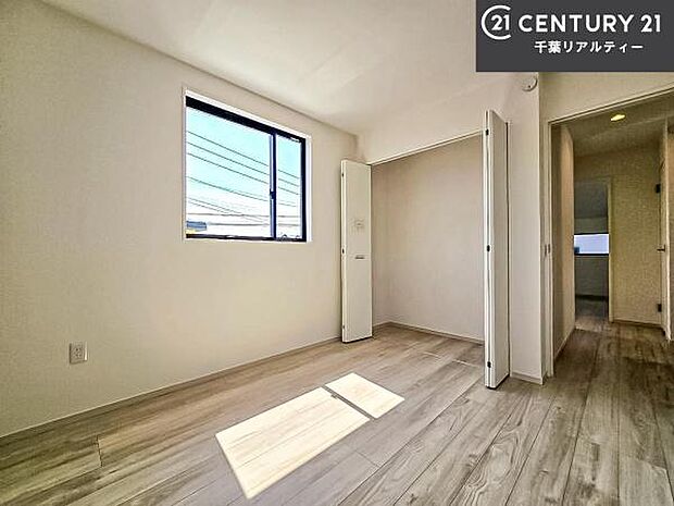 優しい光が差し込む洋室は、朝の目覚めも気持ちが良さそうですね。おうち時間もゆったりと過ごすことができます。優しい色合いのフローリングがどんな家具にもマッチします!