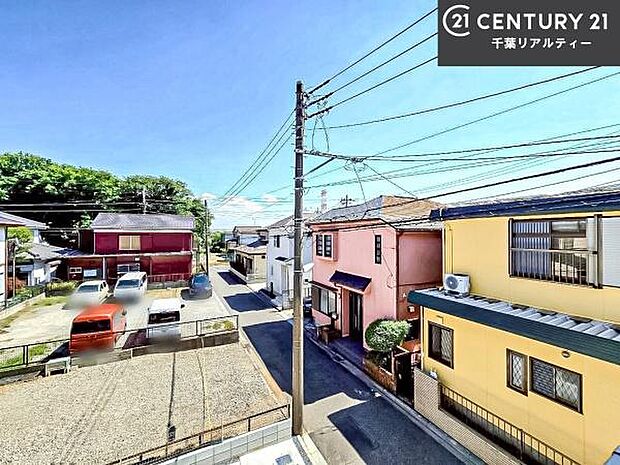 落ち着きある住宅街です!周囲には高い建物がなく、空が広く開放感があり、陽当たりを大きく遮られることもありません!気持ちの良い風が通り抜ける街並みです!