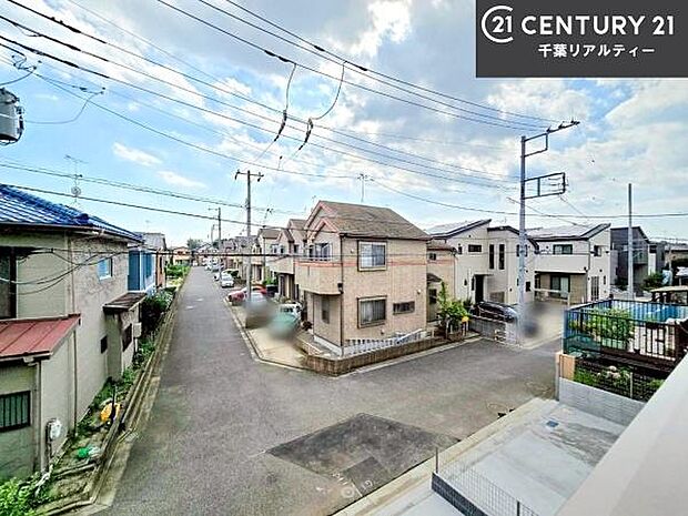 落ち着きある住宅街です！周囲には高い建物がなく、空が広く開放感があり、陽当たりを大きく遮られることもありません！気持ちの良い風が通り抜ける街並みです！
