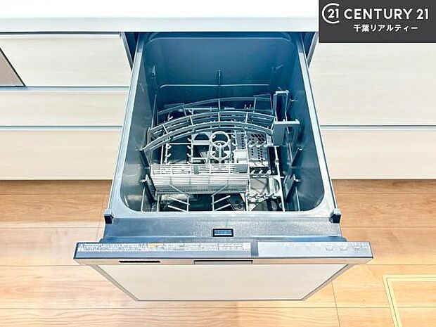 食洗機付きのキッチンです!忙しい時や手荒れ防止として大変活躍する便利な仕様!ビルトインなのでキッチンの場所を取らず調理スペースを広く使うことが出来ます!