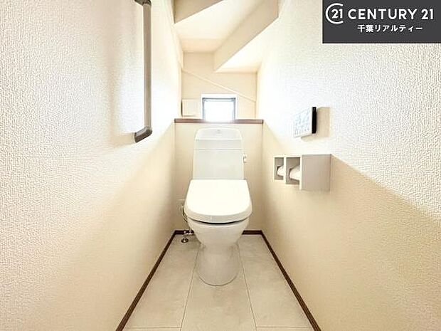 1・2階にトイレがございます!朝の忙しい時間帯も待たずにすみそうですね。白を基調とした清潔感のあるトイレでお手入れがしやすいです!