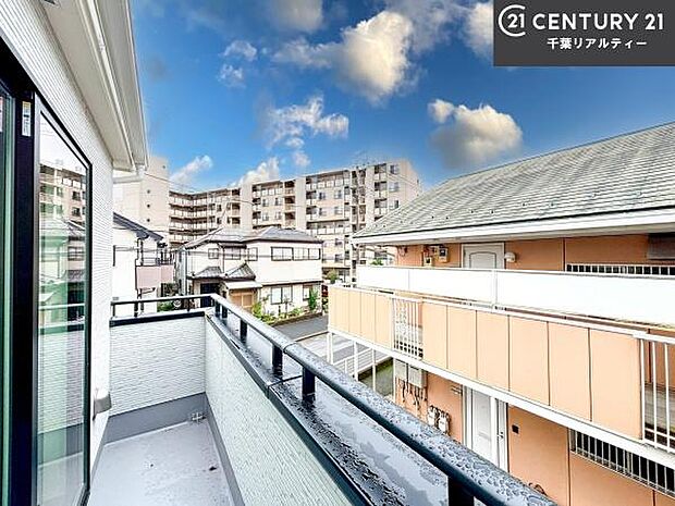 落ち着きある住宅街です!周囲には高い建物がなく、空が広く開放感があり、陽当たりを大きく遮られることもありません!気持ちの良い風が通り抜ける街並みです!