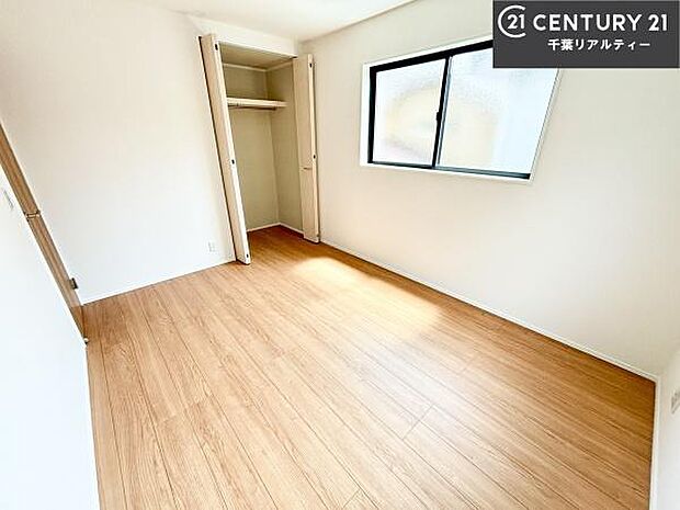 優しい光が差し込み、朝の目覚めも気持ちが良さそうですね。おうち時間もゆったりと過ごすことができます。