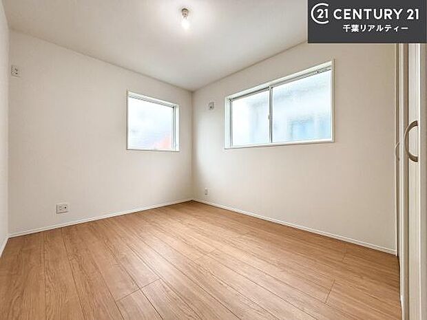 掃き出し窓がないお部屋は、お子様のお部屋としても安心です！収納スペースも充実しているので散らかったお部屋をサッと片付けられます！