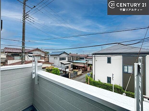 落ち着きある住宅街です！周囲には高い建物がなく、空が広く開放感があり、陽当たりを大きく遮られることもありません！気持ちの良い風が通り抜ける街並みです！