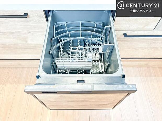 食洗機付きのキッチンです！忙しい時や手荒れ防止として大変活躍する便利な仕様です！ビルトインなのでキッチンの場所を取らず調理スペースを広く使うことが出来ます！