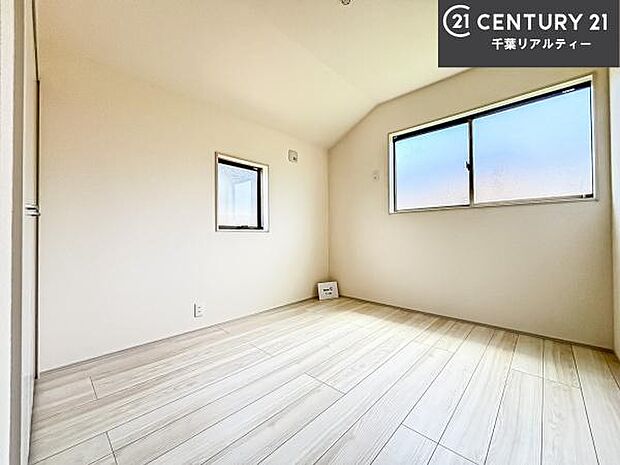掃き出し窓がないお部屋は、お子様のお部屋としても安心です!収納スペースも充実しているので散らかったお部屋をサッと片付けられます!
