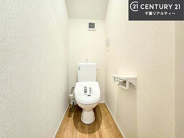 温水洗浄便座のリモコン付きで、毎日快適に使えるトイレ空間。収納棚付きで、生活感を抑えながらスッキリと整理整頓できます。