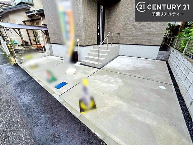 カースペースは並列で2台駐車可能(車種による)。お車以外に自転車を置いたりすることもできます!