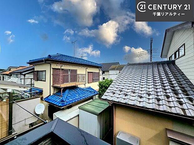 落ち着きある住宅街です!周囲には高い建物がなく、空が広く開放感があり、陽当たりを大きく遮られることもありません!気持ちの良い風が通り抜ける街並みです!